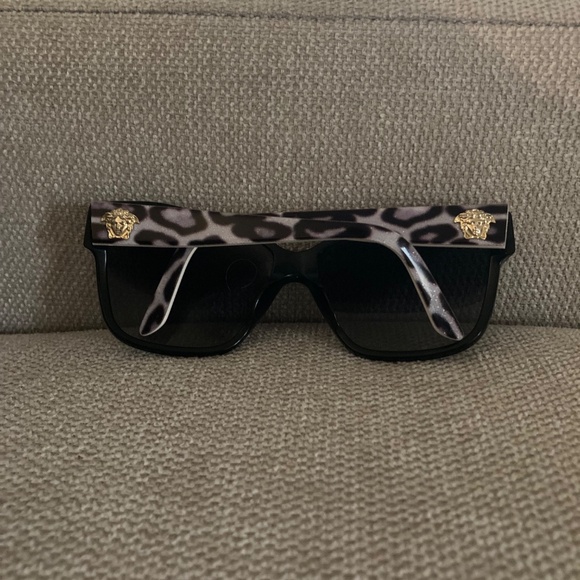 Authentic Versace (Made in Italy) Leopard & Vintage Medusa Emblem Sunglasses - Picture 2 of 4